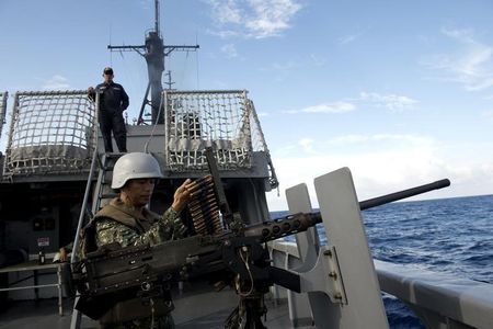 ７月１６日、フィリピン軍が来年以降、スービック湾にある元米海軍基地に、戦闘機１０機以上を配備することが明らかに。写真は南シナ海での演習に参加する同国海軍の兵士。昨年６月撮影（２０１５年　ロイター）