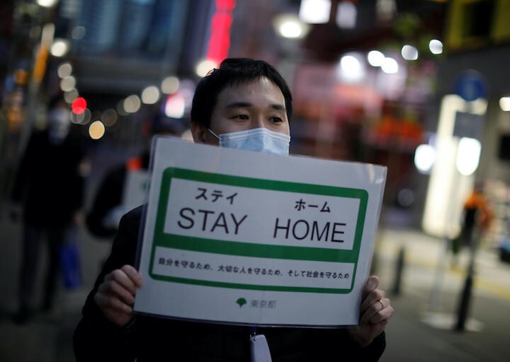 新宿の繁華街で外出自粛を呼び掛ける東京都の職員（14日）  Issei Kato-REUTERS