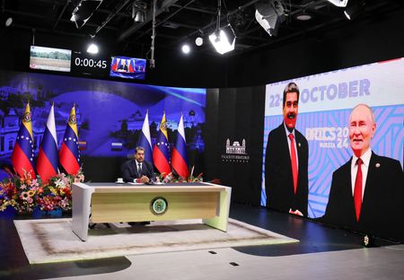 ロシアのプーチン大統領とベネズエラのマドゥロ大統領は７日、国営テレビで放映された式典で戦略的提携合意に署名した。３月撮影（２０２５年　ロイター/Miraflores Palace/Handout via REUTERS）