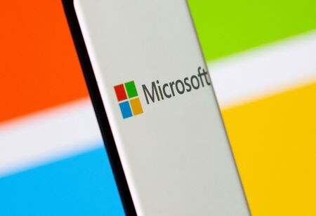 ４月２６日、米マイクロソフトが発表した第３・四半期（３月３１日までの３カ月）決算は、売上高が市場予想を上回った。コロナ禍を受けて浸透するハイブリッド勤務を追い風にクラウドベースのサービスに対する需要が堅調だった。写真は２０２１年７月撮影（２０２２年　ロイター／Dado Ruvic）