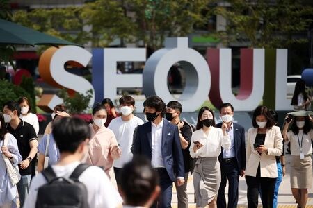 韓国政府は２９日、新型コロナウイルス感染防止策で実施していたレストランやカフェの営業規制を解除すると発表した。ジムやサウナ、バーといった感染リスクの高い場所向けにワクチン接種証明を導入する。写真はソウルで９月撮影（２０２１年　ロイター／Kim Hong-Ji）