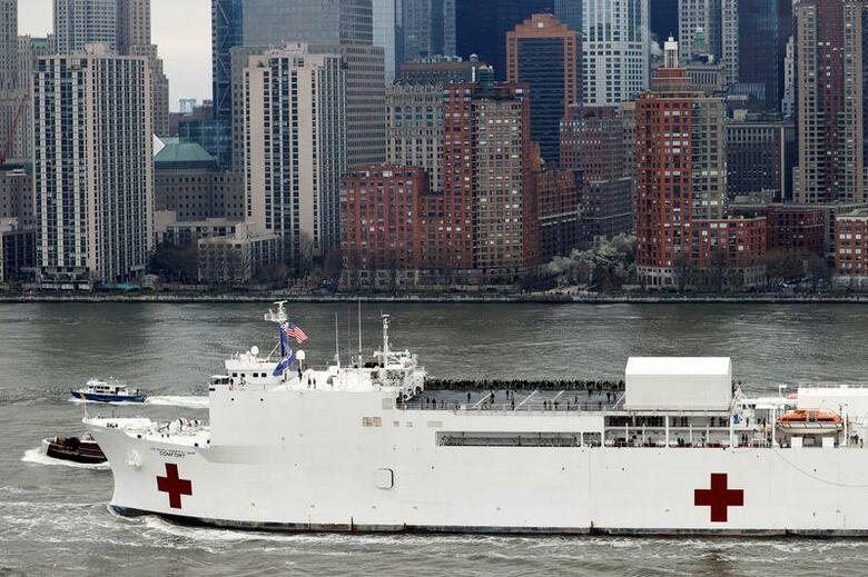 米ミネソタ州でコンサルタント会社を営むモリー・ジャングバウアーさんは、新型コロナウイルスの影響で観光事業者の顧客からの収入が減り、従業員150人のうち30人を解雇せざるを得なくなった。写真は、ニューヨークに入った米海軍の病院船（2020年　ロイター/Mike Segar）