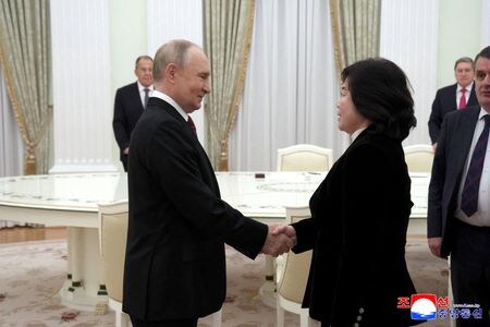 　１０月２７日、北朝鮮の崔善姫外相（写真右）は、訪問先のロシアでプーチン大統領（写真左）と会談し、協力強化について協議した。同日、モスクワで撮影（２０２５年　ロイター/Slava Prokofev）