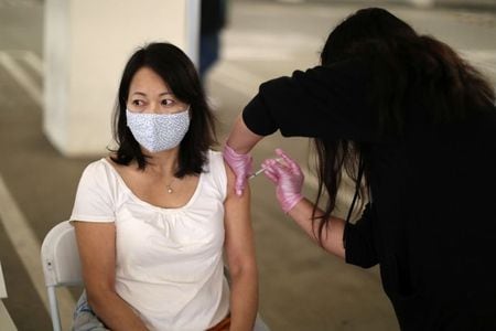 　４月１８日に公表された米疾病対策センター（ＣＤＣ）のデータで、全成人の半分以上が少なくとも１回の新型コロナウイルスワクチン接種を受けたことが明らかになった。１２日、ロサンゼルスのワクチン接種会場で撮影（２０２１年　ロイター/Lucy Nicholson）