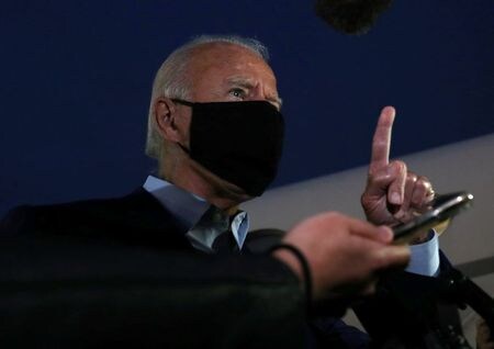 米大統領選を前にロイター／イプソスが６つの重要州で実施した世論調査によると、ミシガン州の投票に行く可能性が高い有権者の間で野党・民主党候補バイデン前副大統領の支持率が与党・共和党の現職トランプ大統領を５％ポイント上回った。写真は９日、遊説先で記者会見するバイデン氏。（２０２０年　ロイター／Leah Millis）