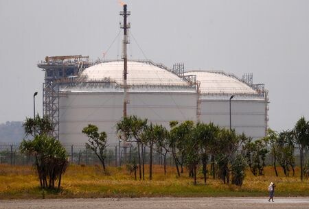 　７月５日、国際エネルギー機関（ＩＥＡ）は四半期報告で、世界の天然ガス需要が今年は減少し、その後３年間も低調な伸びにとどまるとの見通しを示した。写真はＬＮＧタンク。ポートモレスビーで２０１８年１１月撮影（２０２２年　ロイター／David Gray）