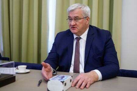 ロイターのインタビューに答えるウクライナのシビハ外相。2月6日、キーウで撮影。REUTERS/Valentyn Ogirenko