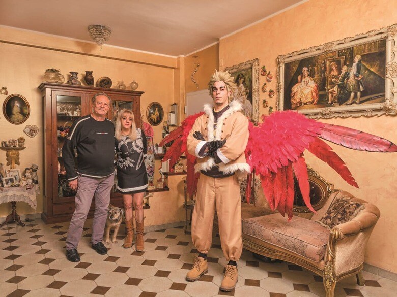 海外でも人気が高い日本アニメ『僕のヒーローアカデミア』のホークスになり切る、ロンバルディア州セナーゴのクリスチャン（33）。救急車の運転手をしている