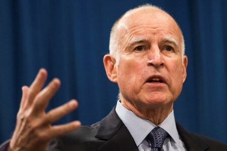 　６月１日、トランプ米大統領が「パリ協定」から離脱すると発表したことを受け、カリフォルニア州をはじめとする米国内の自治体が独自に気候変動対策に取り組む動きを加速させている。写真はカリフォルニア州のブラウン知事。２０１４年１月撮影（２０１７年　ロイター/Max Whittaker）