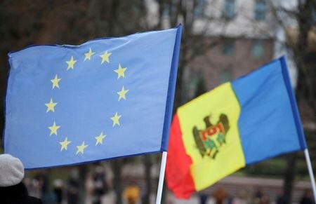 　５月１６日、旧ソ連構成国のモルドバの議会は、サンドゥ大統領が推進する欧州連合（ＥＵ）加盟に関する国民投票を、大統領選挙とあわせて１０月２０日に実施することを決議した。モルドバのキシナウで２０２３年１２月撮影（２０２４年　ロイター/Vladislav Culiomza）