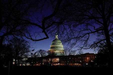 　米上院は２２日未明、トランプ大統領のウクライナ疑惑を巡る弾劾裁判の審理運営規則案を賛成５３、反対４７の賛成多数で可決した。規則案には、証人招致の是非を巡る討議の延期が含まれる。写真はワシントンのキャピトル・ヒル。２１日撮影（２０２０年　ロイター／Joshua Roberts）