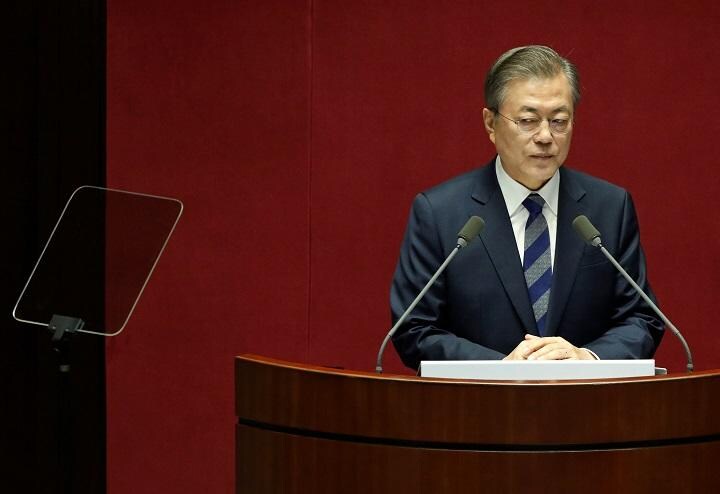 ホワイトカラーが頼みの綱？ REUTERS/Kim Hong-Ji/Pool