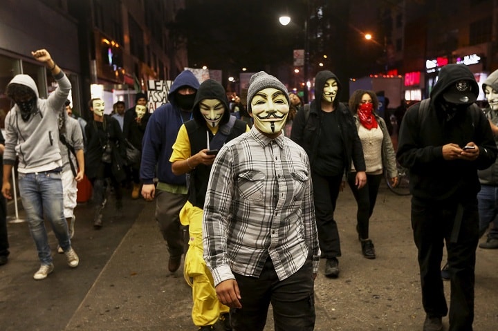仮面をつけてニューヨークの14丁目を行進するアノニマスのメンバー　Shannon Stapleton-REUTERS