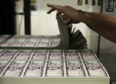 　１１月２日、正午のドル／円は、前日ニューヨーク市場午後５時時点に比べドル安／円高の１１３．８９／９１円だった。写真はワシントンで２０１５年３月撮影（２０１７年　ロイター／Gary Cameron）