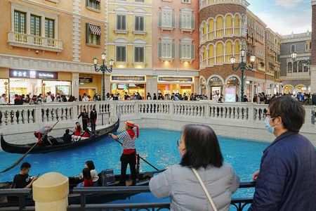 財新／Ｓ＆Ｐグローバルが５日発表した５月の中国サービス部門購買担当者景気指数（ＰＭＩ）は５７．１と４月の５６．４から上昇し、好不況の分かれ目である５０を上回った。写真は、マカオのホテルが運営するカナールショップの様子。２０２３年１月２４日に撮影。（２０２３年　ロイター／Lam Yik）