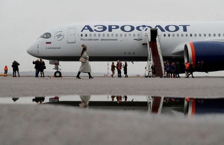 　６月７日、ロシア航空最大手アエロフロートは、１８５２億ルーブル（３０億ドル）の緊急増資を計画していると発表した。写真はモスクワ郊外のシェレメーチエヴォ国際空港で２０２０年３月撮影（２０２２年　ロイター／Maxim Shemetov）