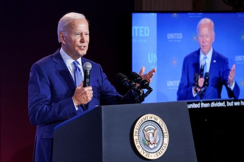 バイデン米大統領は、憎悪犯罪（ヘイトクライム）への対策を話し合う専門会議で演説し、人種差別や過激主義に立ち向かうよう国民に求めた。ホワイトハウスで撮影（2022年　ロイター/Kevin Lamarque）