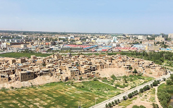 カシュガル旧市街は以前はウイグル人が暮らす土色の住居がひしめく迷宮都市だったが、政府が多くの住民に立ち退きを強制した　SHUICHI OKAMOTO FOR NEWSWEEK JAPAN