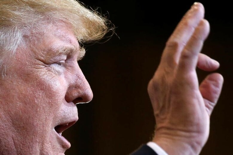 ３月２１日、米国家安全保障会議（ＮＳＣ）のクリストファー・フォード上級部長（大量破壊兵器・拡散阻止担当）は、過去の共和党や民主党の大統領が掲げてきた「核兵器のない世界」という目標が「現実的」かどうか、トランプ政権が再検討する方針であることを明らかにした。写真はトランプ米大統領。アリゾナ州フェニックス で昨年１０月撮影（２０１７年　ロイター／Carlo Allegri）