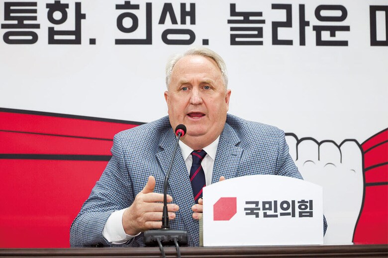 与党「国民の力」の革新委員会委員長に就任した印は、アメリカ人家庭出身で、韓国で生まれ育ち、韓国に帰化した。医学教授でもある　YONHAP NEWS/AFLO