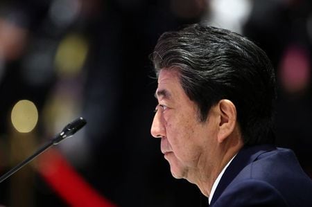 　２月２６日、安倍晋三首相（写真）は衆院予算委員会集中審議で、東京五輪・パラリンピックに関し、安心・安全な大会に向け全力を尽くすと強調した。写真はバンコクで昨年１１月撮影（２０２０年　ロイター／Soe Zeya Tun）
