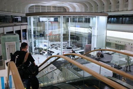 　１０月１日　東京証券取引所は、立会内取引とＴｏＳＴＮｅＴ取引で、きょうは全銘柄の売買を終日停止すると発表した。システム障害で全銘柄の売買が停止され、株価が表示されなくなった東証アローズ・マーケットセンターの電光ボード。１０月１日、東京で撮影（２０２０年　時事通信）