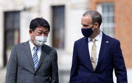 英国を訪問中の茂木敏充外相（左）は３日、ラーブ英外相（右）と戦略対話を行い、貿易や安全保障面での連携強化で一致した。５月３日、英ケントで撮影（２０２１年　ロイター／Tom Nicholson/Pool）