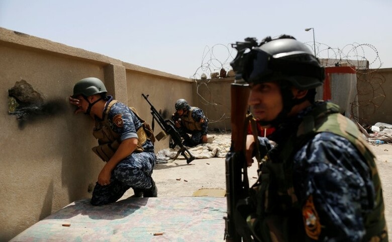 ４月３０日、イラクの陸軍参謀総長は、過激派組織「イスラム国」（ＩＳ）からイラク北部の主要都市モスルを奪還する作戦が５月中に完了するとの見通しを示した。写真は２９日、モスル西部で「イスラム国」と交戦するイラク警察（２０１７年　ロイター／Danish Siddiqui）