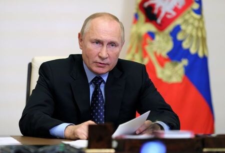 １０月27日、ロシアのプーチン大統領は、政府系天然ガス企業ガスプロムのミレル社長に対し、国内の天然ガス貯蔵施設の充填を終えた後、欧州諸国の貯蔵施設の充填を開始するよう命令した。写真はプーチン大統領。モスクワ郊外で撮影。提供写真（２０２１年　ロイター／Sputnik/Evgeniy Paulin/Kremlin）