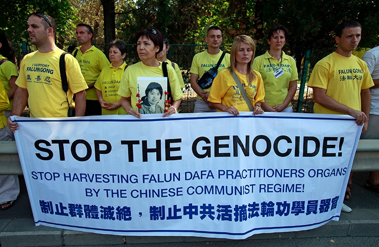 中国政府による法輪功弾圧に抗議するルーマニアの法輪功フォロワー（ブカレスト、2011年）　Radu Sigheti-REUTERS