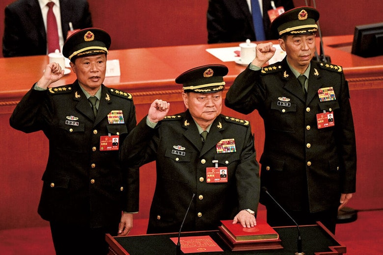 中国中央軍事委員会副主席の張又俠（写真中央）　GREG BAKERｰPOOLｰREUTERS