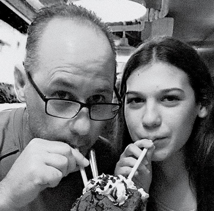 ジェイミーと一緒に写真を撮るガッテンバーグ（筆者提供）　COURTESY OF FRED GUTTENBERG