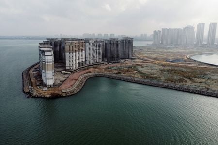 　５月２８日、経営再建中の中国不動産大手、中国恒大集団は、清算手続きにおける資産売却が遅々として進まず、事業再構築のための投資家を募っている。写真は当局が取り壊し命令を出した中国恒大集団開発の39棟の建物。中国の海南省で２０２２年１月撮影（２０２４　ロイター／Aly Song）