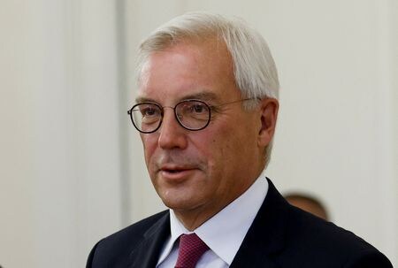 　ロシアのグルシュコ外務次官は、ウクライナとのいかなる和平合意においても、北大西洋条約機構（ＮＡＴＯ）がウクライナの加盟を拒否し、ウクライナが中立を維持するという保証を求める考えを示した。ロシア紙イズベスチヤが１７日報じた。モスクワで２０２３年８月、代表撮影（２０２５年　ロイター）