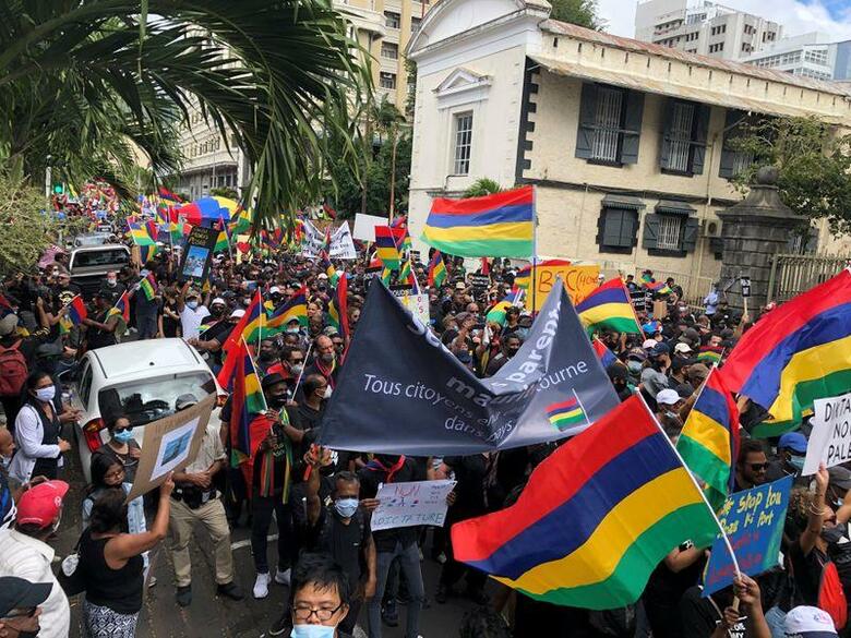 インド洋モーリシャスの首都ポートルイスで、大規模なデモが起きた。ポートルイスの抗議活動現場で。ソーシャルメディアより(2020年　ロイター/HANS IYEMPERMALL)