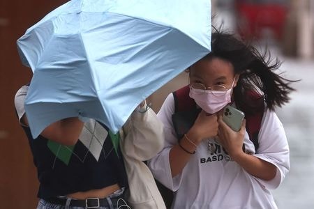 　中国・上海市と周辺地域の当局は、台湾に大雨をもたらした強い台風１４号（チャンスー）が中国大陸に接近しているのを受けて、航空便の欠航や学校の休校、鉄道の運休を決めた。台北市で１２日撮影（２０２１年　ロイター／Ann Wang）