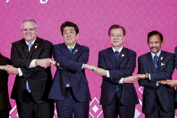 GSOMIA騒動の収束で日韓は再び手を取る？（写真は11月、タイ）　ANTON RAHARJO-ANADOLU AGENCY/GETTY IMAGES