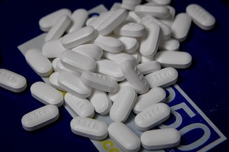 　１２月２１日、米疾病対策センター（ＣＤＣ）は、医療用鎮痛剤「オピオイド」の乱用により米国人の平均余命が低下しており、Ｃ型肝炎の急増にもつながっていると報告した。