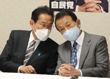 自民党は７日、岸田文雄首相（同党総裁）直轄の財政健全化推進本部を立ち上げた。会合であいさつした首相は「財政は国の礎」と述べ、「コロナ対策と中長期的な財政健全化は両立する」と強調した。写真は岸田首相（左）と麻生太郎自民党副総裁。１１月９日、自民党役員会前に東京の党本部で撮影（２０２１年　時事通信）