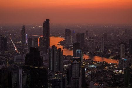 　３月１１日、タイ中央銀行が発表した２月２５日の金融政策決定会合議事要旨によると、タイ経済の伸びは潜在成長率を下回り、部門間で成長にばらつきが出るとみられている。写真はバンコクの夕景。２０２５年１２月撮影（２０２６年　ロイター/Chalinee Thirasupa）