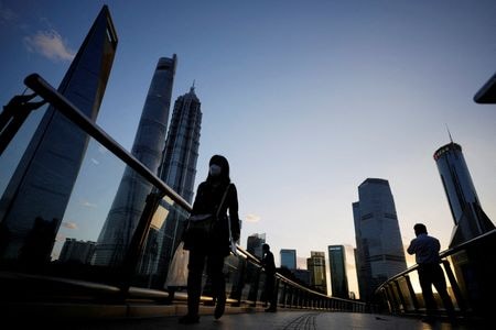 中国の株式市場では、経済テコ入れに本腰となっている政府の姿勢が好感され、国内投資家の間では押し目買いが広がりつつある。しかし外国投資家は今後に期待を持ちつつも、なかなか買いに動こうとはしていない。写真は上海で２０２２年１０月撮影（２０２４年　ロイター／Aly Song）