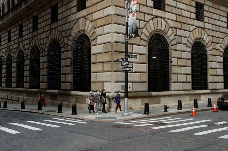 米連邦準備理事会（FRB）は、新型コロナウイルス感染症の大流行が経済に及ぼす悪影響を和らげるため、中小企業の資金繰り支援などに数兆ドル規模の資金供給策を打ち出した。写真はニューヨークのFRB前を歩く人々。3月18日撮影（2020年　ロイター/Lucas Jackson）