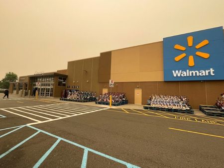米小売大手ウォルマートは１５日、第２・四半期決算が好調で、通期の売上高と利益の見通しを上方修正した。２０２３年６月撮影（２０２４年　ロイター/Siddharth Cavale）