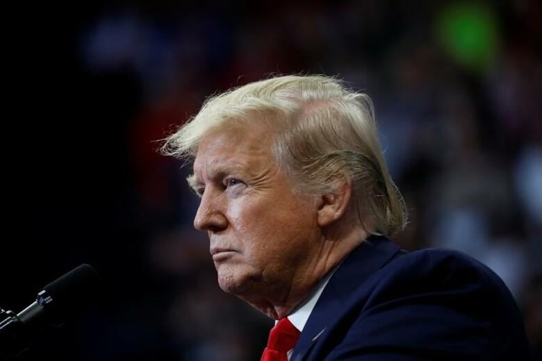 トランプ米大統領の弾劾調査を進める下院委員会は、下院情報特別委員会で来週公聴会を開催すると発表し、トランプ氏とウクライナのやりとりに懸念を示した外交官ら3人が証言すると明らかにした。写真は米ケンタッキー州のレキシントンで4日撮影（2019年　ロイター/Yuri Gripas）