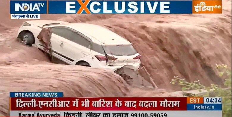 氾濫した川に流された自動車　IndiaTV / YouTube