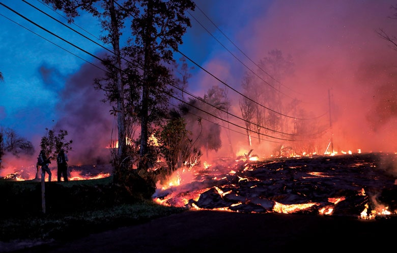 ハワイのキラウエア山は今年5月の噴火以降、活発な活動を続け、溶岩が道路や住宅をなめ尽くしている　MARIO TAMA/GETTY IMAGES