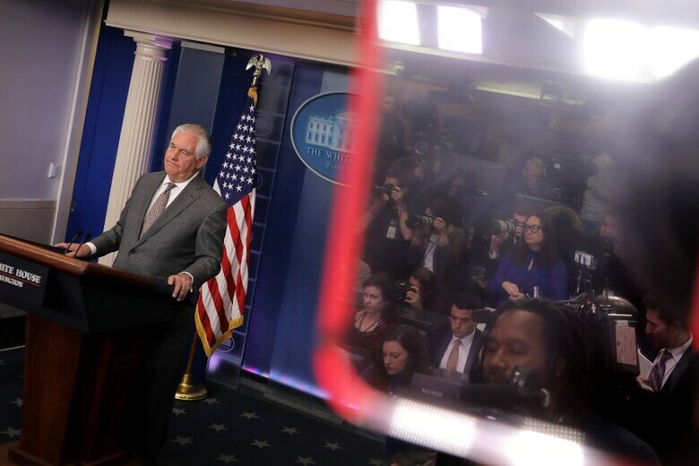 １１月２１日、少年兵を動員している国への軍事協力を禁止する法律を巡り、ティラーソン米国務長官（写真）の判断を批判する声が国務省の複数高官から上がっている。２０日撮影（２０１７年　ロイター/Carlos Barria）