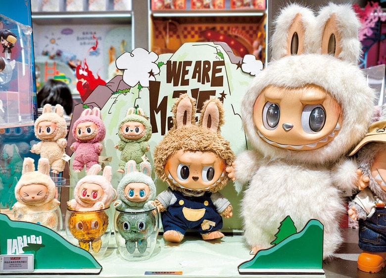 コレクター向けアイテムとして人気が爆発。レアなバージョンを求め「大人買い」する人も　VCG/GETTY IMAGES