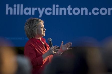 　１１月３日、２０１６年米大統領選の民主党最有力候補であるクリントン前国務長官は、連邦最低賃金を現在の時給７．２５ドルから１２ドルに引き上げたいとの意向を示した（２０１５年　ロイター/Scott Morgan）