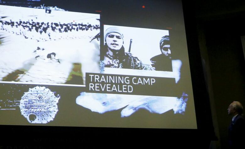 １月２５日、マレーシアのナジブ首相は、同国が過激派組織「イスラム国」の「非常に現実味を帯びた」脅威にさらされていると警告した。写真はクアラルンプールで開かれた過激主義に関する国際会議の冒頭で、上映された映像を見るナジブ首相。同日撮影（２０１６年　ロイター/Olivia Harris）